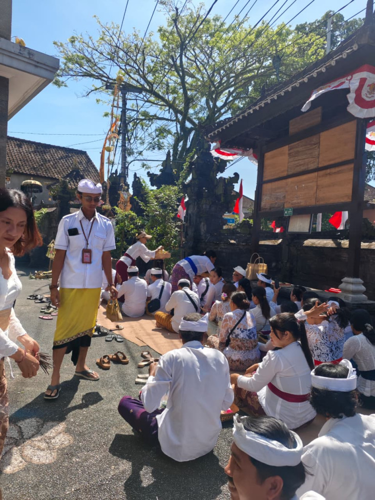 Kegiatan Persembahyangan Bersama Dalam Rangka Odalan ring Kantor Desa Sembung bertepatan dengan rahina Buda Cemeng Kelawu